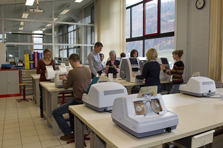 Bâtiment B, optique-lunetterie (1er étage) : ensemble de machines à déborder. Meuleuses MD2, d'Essilor. © Yves Sancey / Région Bourgogne-Franche-Comté, Inventaire du patrimoine - 2012 Bâtiment B, optique-lunetterie (1er étage) : ensemble de machines à déborder. Meuleuses MD2, d'Essilor. © Yves Sancey / Région Bourgogne-Franche-Comté, Inventaire du patrimoine - 2012