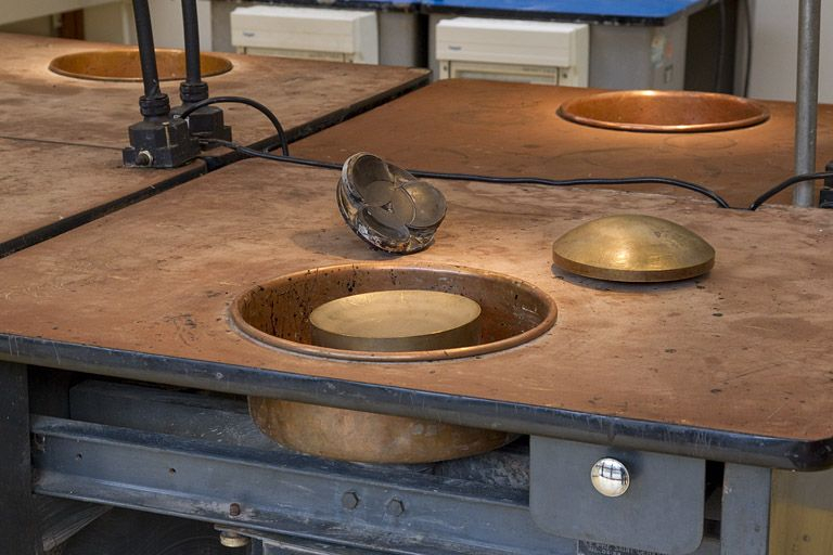 Plateau d'une machine et accessoires (" balle " et " bassin "). © Yves Sancey / Région Bourgogne-Franche-Comté, Inventaire du patrimoine - 2012