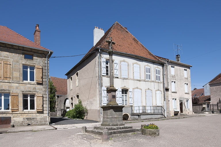 Vue générale de trois quarts gauche. © Jérôme Mongreville / Région Bourgogne-Franche-Comté, Inventaire du patrimoine - 2012