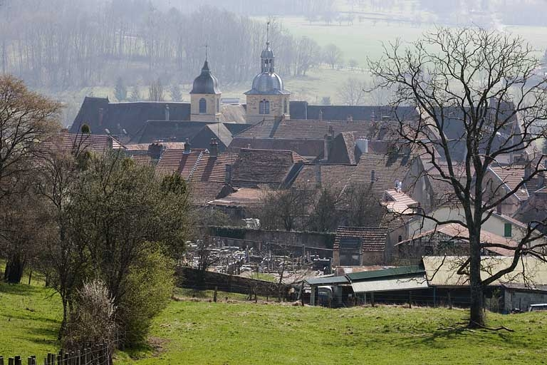 Vue générale depuis le chemin rural des Prés. © Jérôme Mongreville / Région Bourgogne-Franche-Comté, Inventaire du patrimoine - 2012