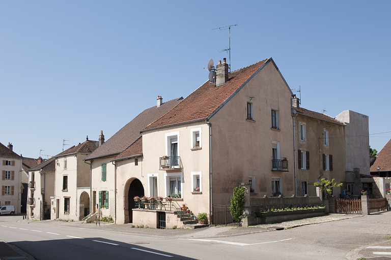 Vue générale de la fontaine abreuvoir, rue Bichat. © Jérôme Mongreville / Région Bourgogne-Franche-Comté, Inventaire du patrimoine - 2012 Vue générale de la fontaine abreuvoir, rue Bichat. © Jérôme Mongreville / Région Bourgogne-Franche-Comté, Inventaire du patrimoine - 2012