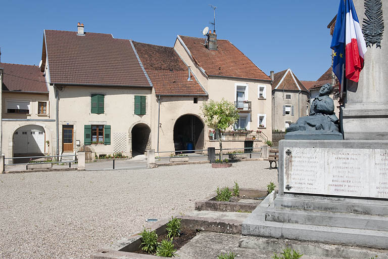 Ensemble des maisons de la Grande Rue, face au monument aux morts qui se dresse au centre du square. © Jérôme Mongreville / Région Bourgogne-Franche-Comté, Inventaire du patrimoine - 2012 Ensemble des maisons de la Grande Rue, face au monument aux morts qui se dresse au centre du square. © Jérôme Mongreville / Région Bourgogne-Franche-Comté, Inventaire du patrimoine - 2012