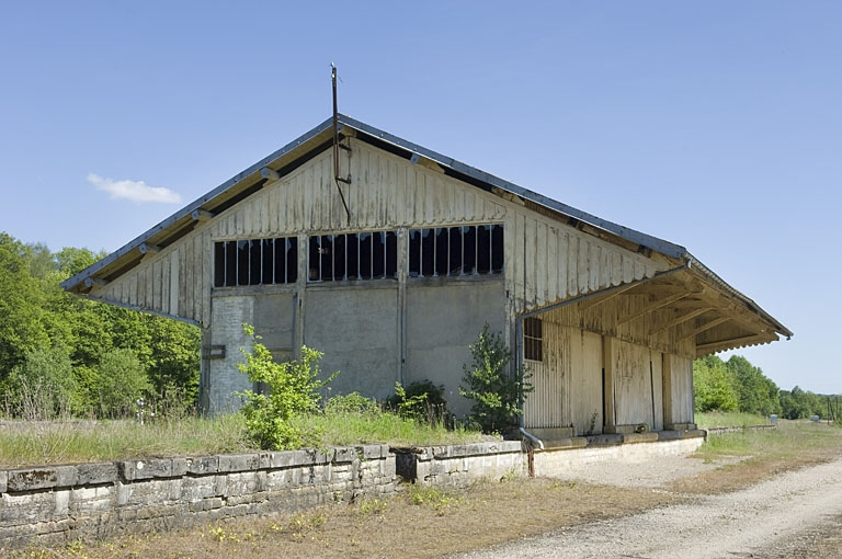 Gare des marchandises vue de trois-quarts. © Marc Loukachine / Région Bourgogne-Franche-Comté, Inventaire du patrimoine - 2012 Gare des marchandises vue de trois-quarts. © Marc Loukachine / Région Bourgogne-Franche-Comté, Inventaire du patrimoine - 2012