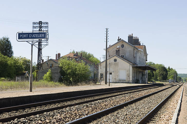 Gare de Port-d'Atelier : vue générale de la gare des voyageurs depuis le sud-est. © Marc Loukachine / Région Bourgogne-Franche-Comté, Inventaire du patrimoine - 2012 Gare de Port-d'Atelier : vue générale de la gare des voyageurs depuis le sud-est. © Marc Loukachine / Région Bourgogne-Franche-Comté, Inventaire du patrimoine - 2012
