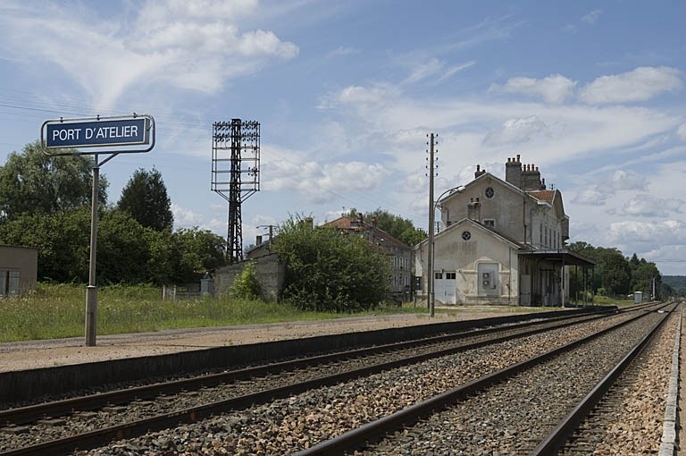 Vue générale du bâtiment des voyageurs depuis le sud-est. © Marc Loukachine / Région Bourgogne-Franche-Comté, Inventaire du patrimoine - 2012 Vue générale du bâtiment des voyageurs depuis le sud-est. © Marc Loukachine / Région Bourgogne-Franche-Comté, Inventaire du patrimoine - 2012