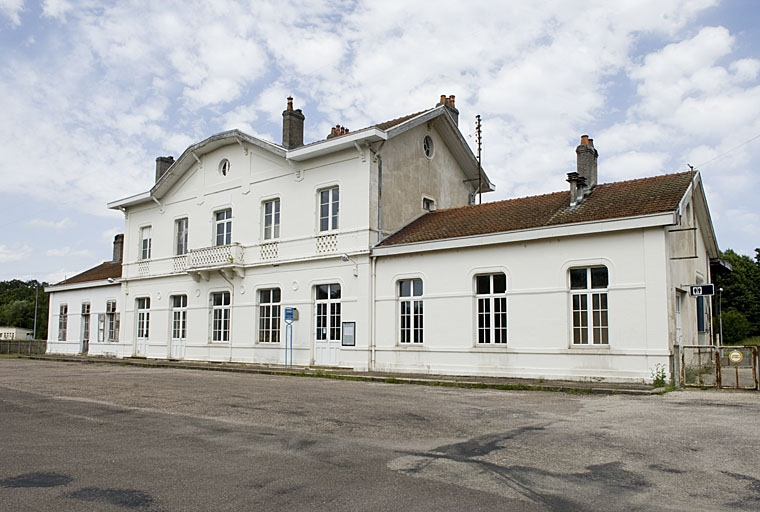 Bâtiment des voyageurs : vue générale depuis l'esplanade. © Marc Loukachine / Région Bourgogne-Franche-Comté, Inventaire du patrimoine - 2012 Bâtiment des voyageurs : vue générale depuis l'esplanade. © Marc Loukachine / Région Bourgogne-Franche-Comté, Inventaire du patrimoine - 2012