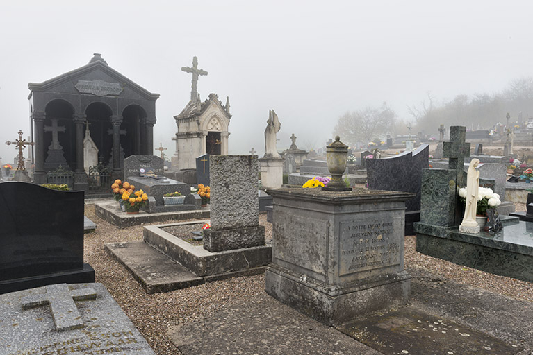 Vue partielle du cimetière en direction du monument funéraire de la famille Druhot. © Mary Ruffinoni / Région Bourgogne-Franche-Comté, Inventaire du patrimoine - 2012