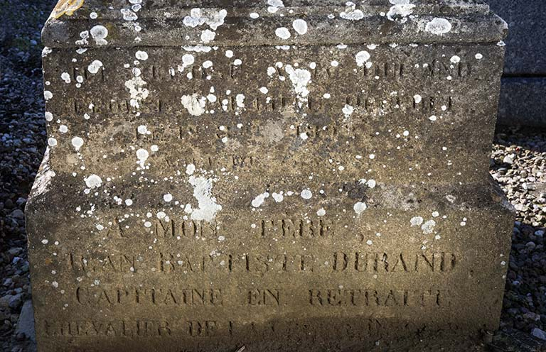 Tombeau de Jean-Baptiste Durand et Paul Brosselette. Epitaphe gravée sur la base de la stèle : (4 premières lignes illisibles) / A MON PERE / JEAN-BAPTISTE DURAND / CAPITAINE EN RETRAITE / CHEVALIER DE LA [LEGION D'HONNEUR]. © Mary Ruffinoni / Région Bourgogne-Franche-Comté, Inventaire du patrimoine - 2012