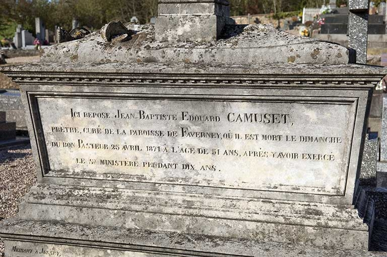 Tombeau de Jean-Baptiste-Edouard Camuset. Détail : l'épitaphe. © Mary Ruffinoni / Région Bourgogne-Franche-Comté, Inventaire du patrimoine - 2012