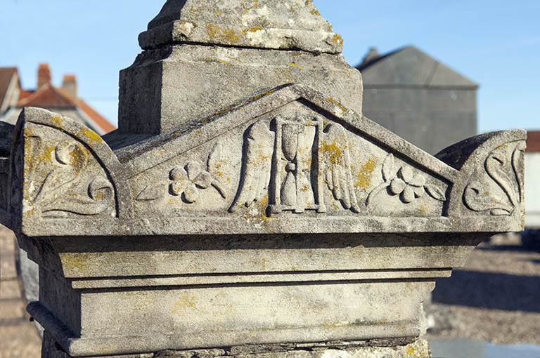 Tombeau de la famille Rouillot-Frickert. Détail de la stèle : un sablier cantonné d'une paire d'ailes et de fleurs. © Mary Ruffinoni / Région Bourgogne-Franche-Comté, Inventaire du patrimoine - 2012