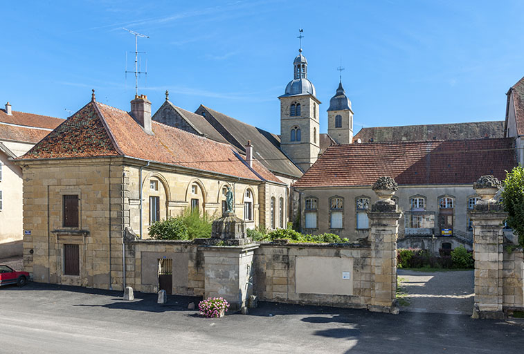 Entrée de l'abbaye depuis la place de la République. © Mary Ruffinoni / Région Bourgogne-Franche-Comté, Inventaire du patrimoine - 2012