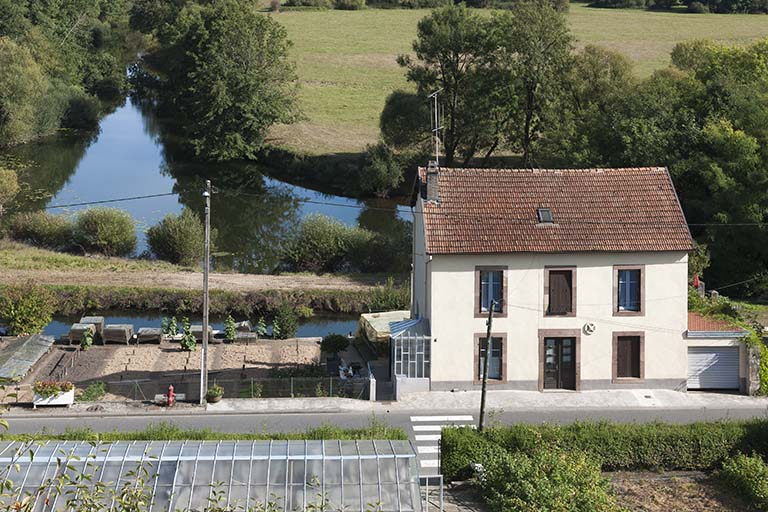 Maison, rue Molière : exemple de maison avec jardin potager au long du canal. © Mary Ruffinoni / Région Bourgogne-Franche-Comté, Inventaire du patrimoine - 2012