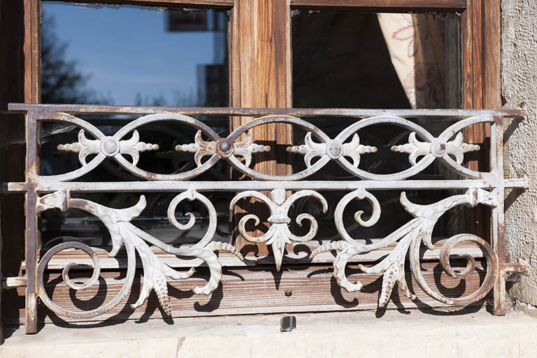 Façade sur la rue des Glacis, détail : le garde-corps en fonte d'une fenêtre du rez-de-chaussée. © Jérôme Mongreville / Région Bourgogne-Franche-Comté, Inventaire du patrimoine - 2012
