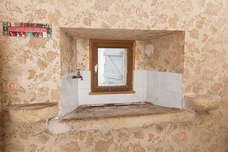 Annexe de la cuisine : l'évier en pierre accosté de deux consoles. © Jérôme Mongreville / Région Bourgogne-Franche-Comté, Inventaire du patrimoine - 2012