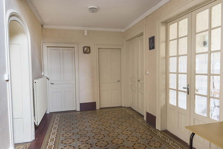 Le vestibule desservant la salle à manger (porte vitrée) attenant à la cuisine. © Mary Ruffinoni / Région Bourgogne-Franche-Comté, Inventaire du patrimoine - 2012