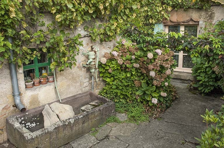 Vue générale de la cour. © Mary Ruffinoni / Région Bourgogne-Franche-Comté, Inventaire du patrimoine - 2012