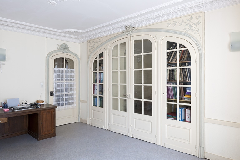 Le salon vu de trois quart : porte ouvrant sur le vestibule et porte conduisant à la cuisine. © Jérôme Mongreville / Région Bourgogne-Franche-Comté, Inventaire du patrimoine - 2012