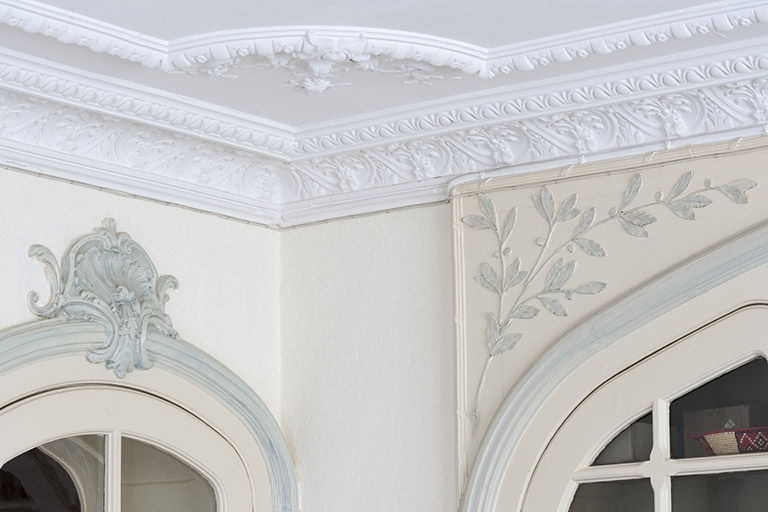 Décor du salon : détail à l'angle de l'entrée. © Jérôme Mongreville / Région Bourgogne-Franche-Comté, Inventaire du patrimoine - 2012