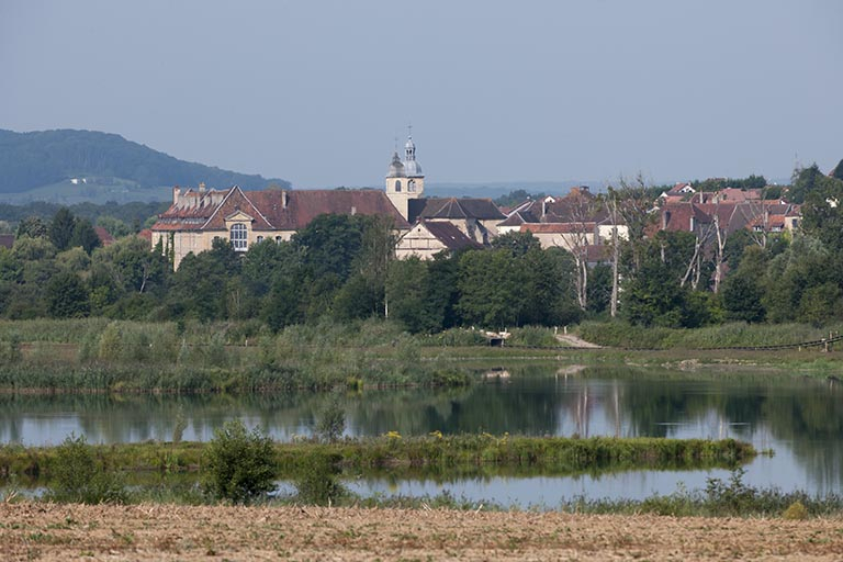 Vue générale du village, depuis le nord-est, avec la Lanterne. © Jérôme Mongreville / Région Bourgogne-Franche-Comté, Inventaire du patrimoine - 2012 Vue générale du village, depuis le nord-est, avec la Lanterne. © Jérôme Mongreville / Région Bourgogne-Franche-Comté, Inventaire du patrimoine - 2012