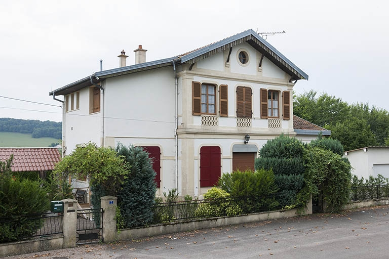 Vue générale de trois quart gauche depuis l'avenue de la Gare. © Jérôme Mongreville / Région Bourgogne-Franche-Comté, Inventaire du patrimoine - 2012 Vue générale de trois quart gauche depuis l'avenue de la Gare. © Jérôme Mongreville / Région Bourgogne-Franche-Comté, Inventaire du patrimoine - 2012
