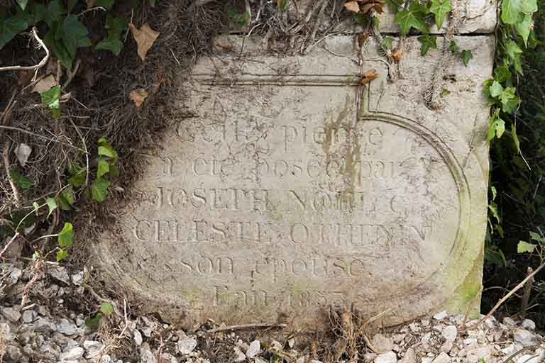 Façade antérieure, détail : l'inscription. © Jérôme Mongreville / Région Bourgogne-Franche-Comté, Inventaire du patrimoine - 2012