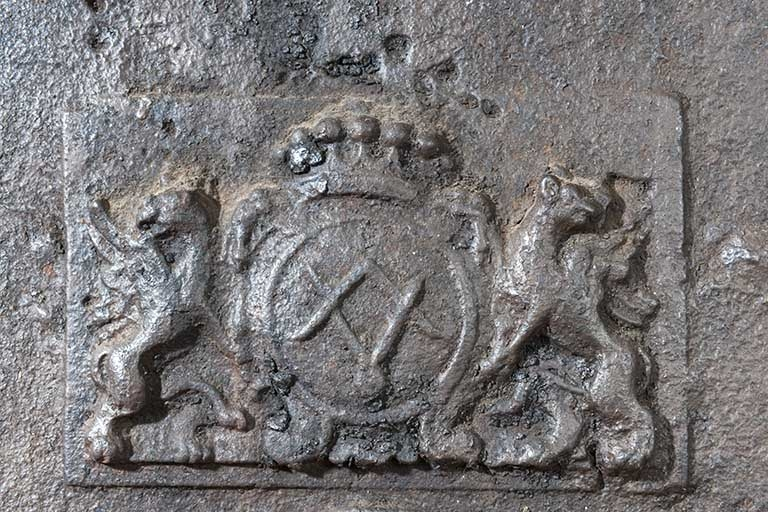 Plaque de cheminée de la cuisine : le décor situé à droite. © Jérôme Mongreville / Région Bourgogne-Franche-Comté, Inventaire du patrimoine - 2012