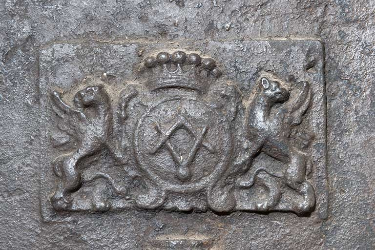 Plaque de cheminée de la cuisine : le décor situé à gauche. © Jérôme Mongreville / Région Bourgogne-Franche-Comté, Inventaire du patrimoine - 2012