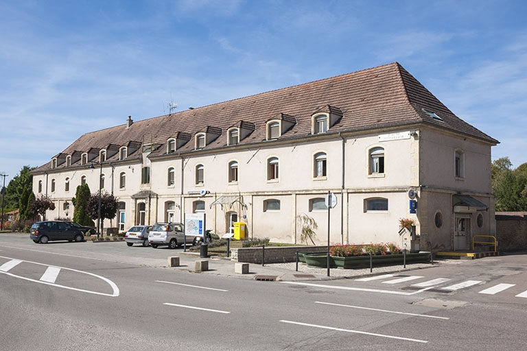 Vue de trois quart à l'angle de la place du Général de Gaulle et de la rue Catinat. © Jérôme Mongreville / Région Bourgogne-Franche-Comté, Inventaire du patrimoine - 2012 Vue de trois quart à l'angle de la place du Général de Gaulle et de la rue Catinat. © Jérôme Mongreville / Région Bourgogne-Franche-Comté, Inventaire du patrimoine - 2012