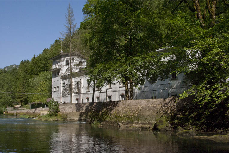 Centrale de la Goule : façade côté Doubs, vue de trois quarts droite. © Yves Sancey / Région Bourgogne-Franche-Comté, Inventaire du patrimoine - 2013 Centrale de la Goule : façade côté Doubs, vue de trois quarts droite. © Yves Sancey / Région Bourgogne-Franche-Comté, Inventaire du patrimoine - 2013