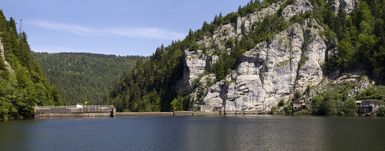 Barrage du Châtelot, vu du plan d'eau en amont. © Yves Sancey / Région Bourgogne-Franche-Comté, Inventaire du patrimoine - 2013 Barrage du Châtelot, vu du plan d'eau en amont. © Yves Sancey / Région Bourgogne-Franche-Comté, Inventaire du patrimoine - 2013