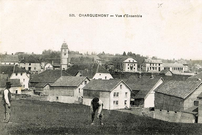 521. Charquemont - Vue d'ensemble [le quartier de l'église et le bas du village vus du sud], 1er quart 20e siècle © Laurent Poupard / Région Bourgogne-Franche-Comté, Inventaire du patrimoine - 2013