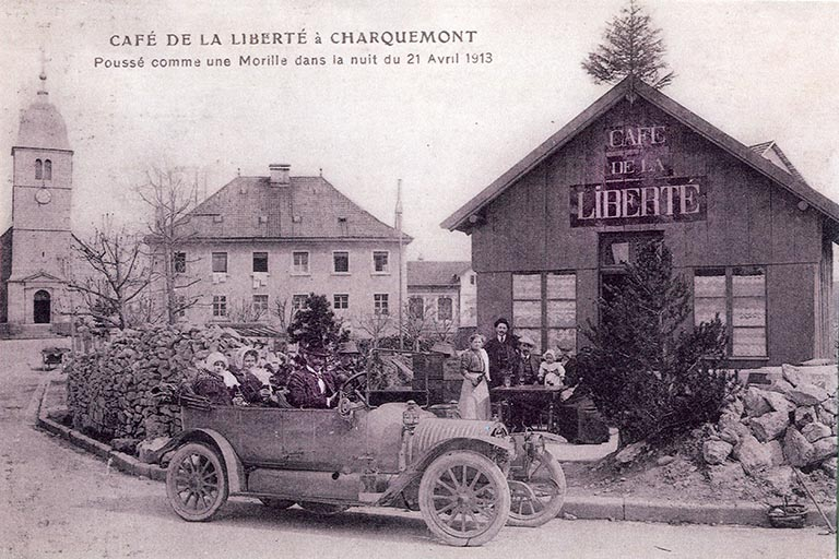 Café de la Liberté à Charquemont. Poussé comme une morille dans la nuit du 21 avril 1913, 1913. © Laurent Poupard / Région Bourgogne-Franche-Comté, Inventaire du patrimoine - 2013 Café de la Liberté à Charquemont. Poussé comme une morille dans la nuit du 21 avril 1913, 1913. © Laurent Poupard / Région Bourgogne-Franche-Comté, Inventaire du patrimoine - 2013