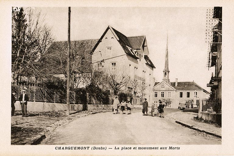 Charquemont (Doubs) - La place et monuments aux morts, milieu 20e siècle. © Laurent Poupard / Région Bourgogne-Franche-Comté, Inventaire du patrimoine - 2013 Charquemont (Doubs) - La place et monuments aux morts, milieu 20e siècle. © Laurent Poupard / Région Bourgogne-Franche-Comté, Inventaire du patrimoine - 2013