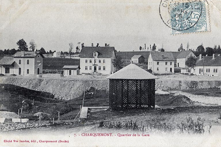 7. - Charquemont. - Quartier de la Gare [avec la voie ferrée en construction], entre 1900 et 1906. La maison dans la cour et l'ancienne ferme sont visibles à droite de la tonnelle. © Laurent Poupard / Région Bourgogne-Franche-Comté, Inventaire du patrimoine - 2013