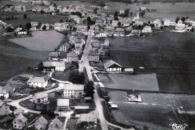 [Vue aérienne du bas du village depuis le sud], 3e quart 20e siècle. © Laurent Poupard / Région Bourgogne-Franche-Comté, Inventaire du patrimoine - 2013