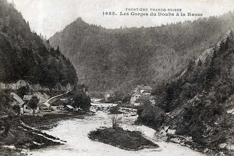 Frontière franco-suisse 1685. Les Gorges du Doubs à la Rasse [vue d'ensemble éloignée depuis l'aval], entre 1907 et 1918. © Laurent Poupard / Région Bourgogne-Franche-Comté, Inventaire du patrimoine - 2013