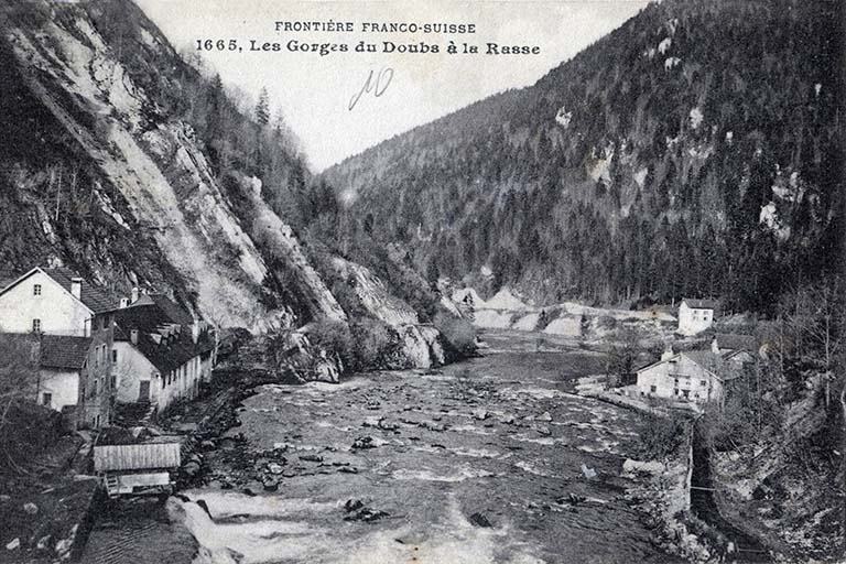 Frontière franco-suisse 1665. Les Gorges du Doubs à la Rasse [vue d'ensemble rapprochée depuis l'amont], entre 1907 et 1924. © Laurent Poupard / Région Bourgogne-Franche-Comté, Inventaire du patrimoine - 2013