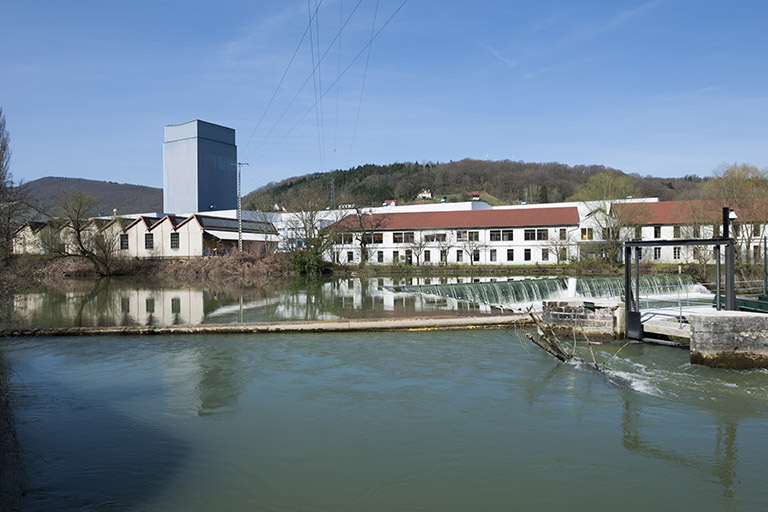 Vue d'ensemble des bâtiments de la rive gauche. © Jérôme Mongreville / Région Bourgogne-Franche-Comté, Inventaire du patrimoine - 2013