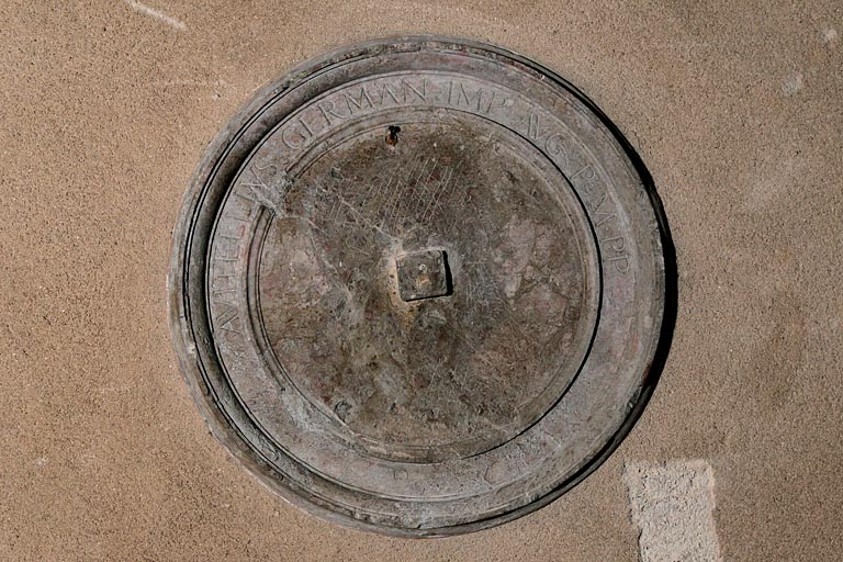 médaillon © Yves Sancey / Région Bourgogne-Franche-Comté, Inventaire du patrimoine - 2013 médaillon © Yves Sancey / Région Bourgogne-Franche-Comté, Inventaire du patrimoine - 2013