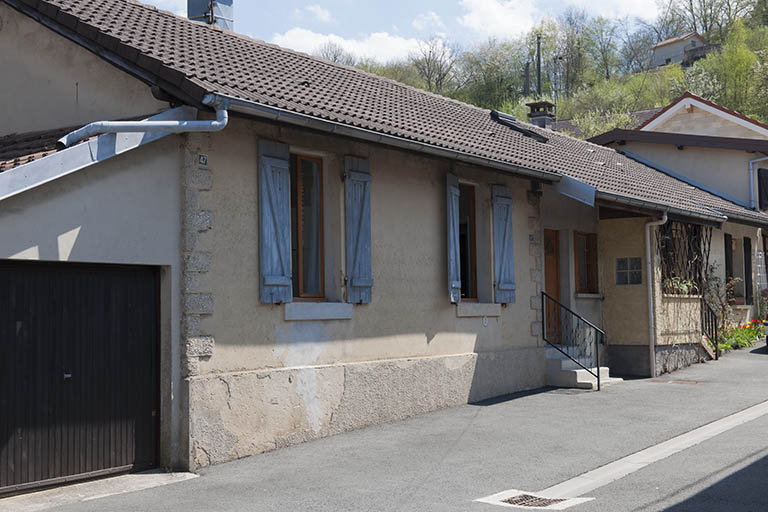 Maison individuelle vue de trois quarts. © Jérôme Mongreville / Région Bourgogne-Franche-Comté, Inventaire du patrimoine - 2013