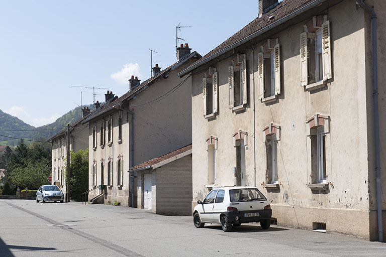 Façades antérieures d'habitations (3-4 logements). © Jérôme Mongreville / Région Bourgogne-Franche-Comté, Inventaire du patrimoine - 2013