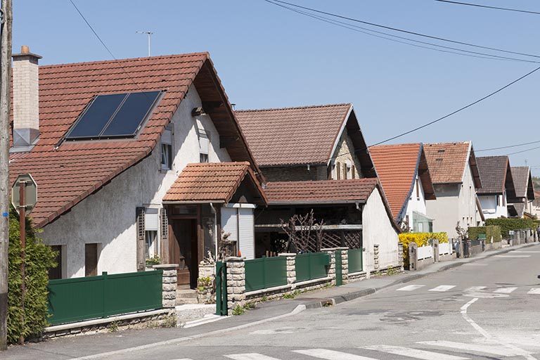 Maisons individuelles depuis l'entrée de la rue (côté pair). © Jérôme Mongreville / Région Bourgogne-Franche-Comté, Inventaire du patrimoine - 2013
