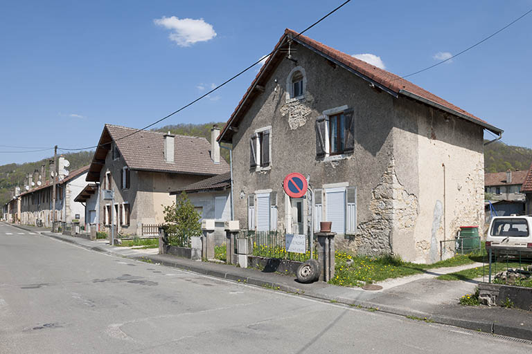 Habitations côté impair : caserne et maisons individuelles. © Jérôme Mongreville / Région Bourgogne-Franche-Comté, Inventaire du patrimoine - 2013