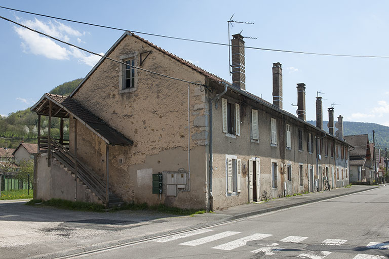 Habitation de type caserne vue de trois quarts gauche. © Jérôme Mongreville / Région Bourgogne-Franche-Comté, Inventaire du patrimoine - 2013