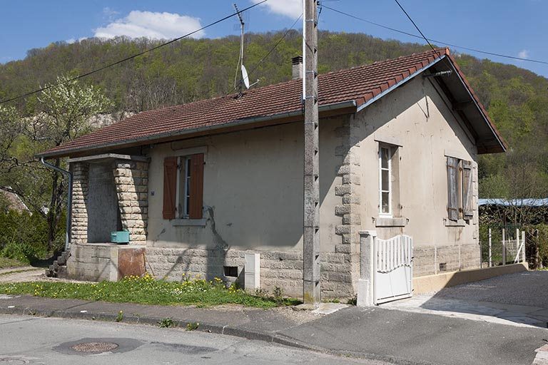Maison individuelle vue de trois quarts (vers 1920). © Jérôme Mongreville / Région Bourgogne-Franche-Comté, Inventaire du patrimoine - 2013