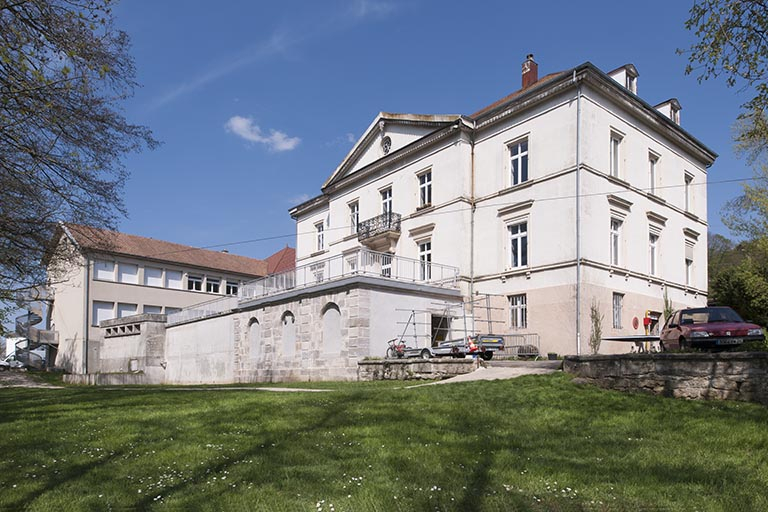 Façade ouest et sa terrasse. Vue de trois quarts. © Jérôme Mongreville / Région Bourgogne-Franche-Comté, Inventaire du patrimoine - 2013