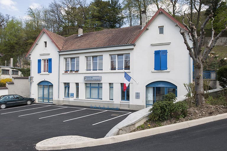 Dépendances (remises et écuries). Vue de trois quarts. © Jérôme Mongreville / Région Bourgogne-Franche-Comté, Inventaire du patrimoine - 2013