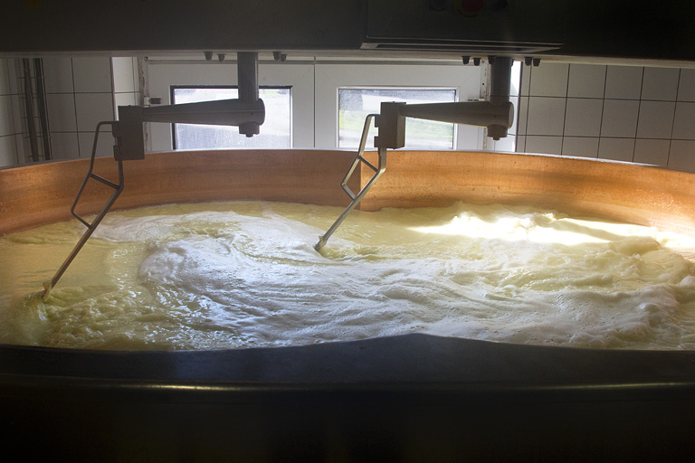 Fabrication du comté : brassage de la première cuve. © Yves Sancey / Région Bourgogne-Franche-Comté, Inventaire du patrimoine - 2013