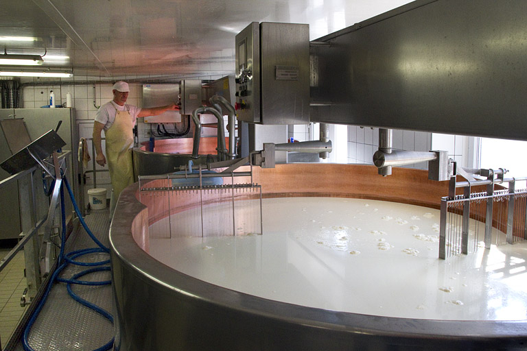 Fabrication du comté : deuxième cuve. © Yves Sancey / Région Bourgogne-Franche-Comté, Inventaire du patrimoine - 2013