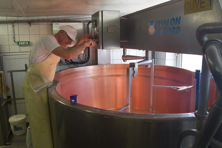 Fabrication du comté : nettoyage de la première cuve (réglage des brosses) © Yves Sancey / Région Bourgogne-Franche-Comté, Inventaire du patrimoine - 2013